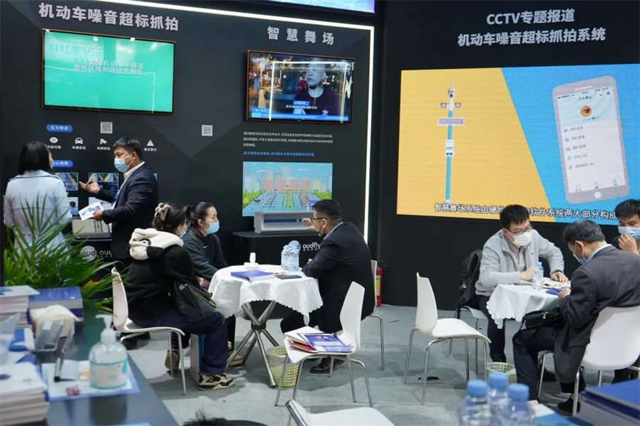 參展者現(xiàn)場聆聽清聽聲學(xué)各類最新聲學(xué)方案講解